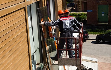 Монтаж стекла на здание